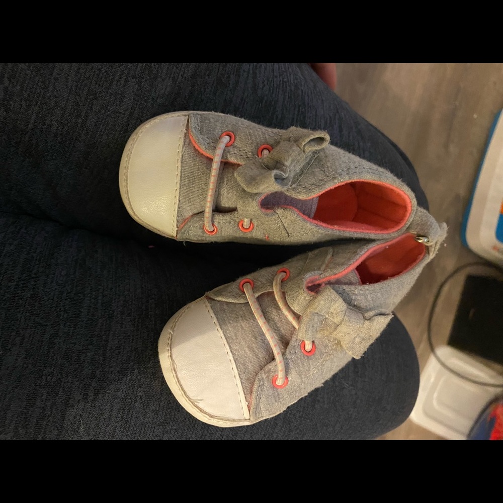 Soft tennis shoes